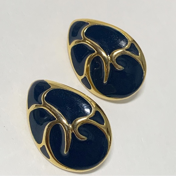 Vintage gold and navy blue enamel swirled egg teardrop stud earrings - Picture 5 of 8